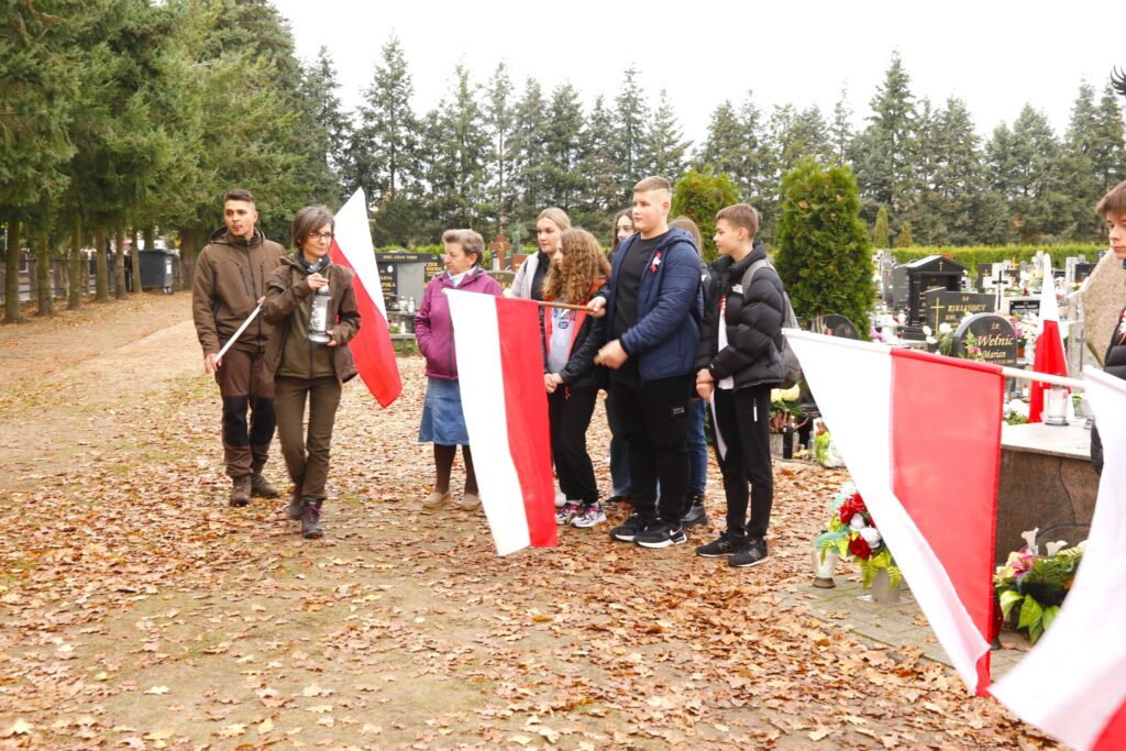 Uczniowie Szkoły Podstawowej w Kaczorach na Rajdzie Niepodległości — zdjęcie 5